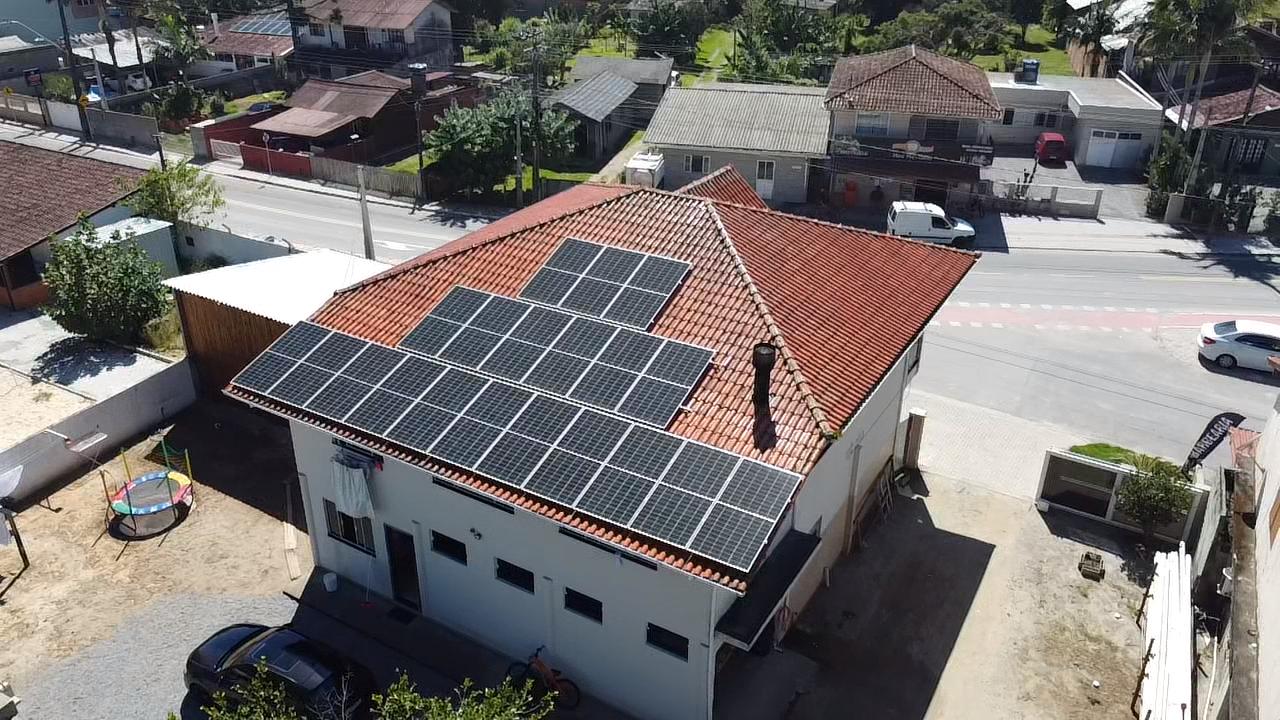 Vista aérea do Projeto 02 — telhado com 20 módulos fotovoltaicos de 550W