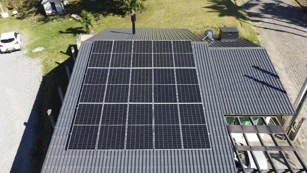 Vista aérea do Projeto 03 — telhado com 15 módulos fotovoltaicos de 585W