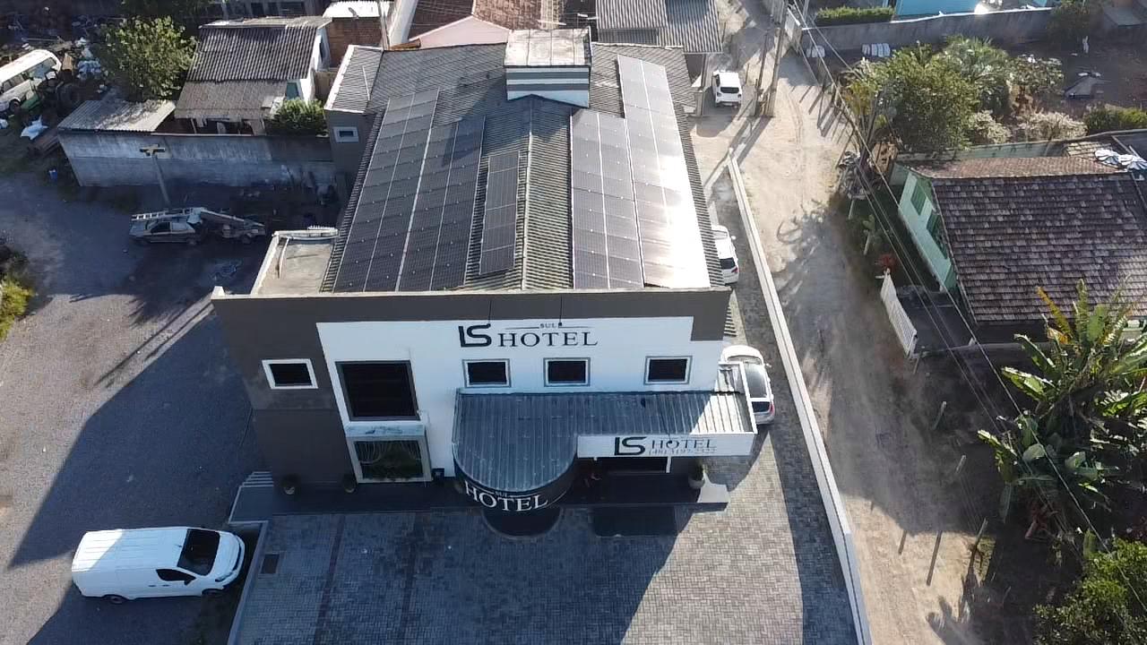 Vista aérea do Projeto 01 — cobertura com 48 módulos fotovoltaicos de 585W