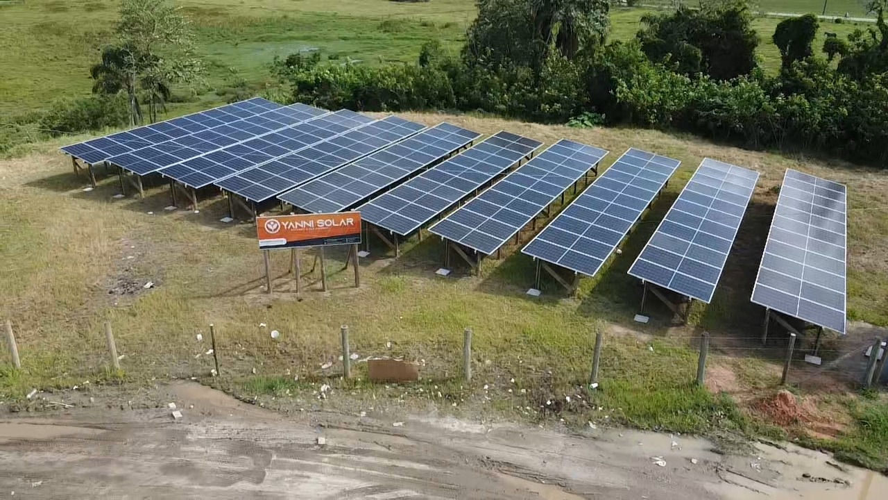 Vista aérea do Projeto 05 — usina de solo com 110 módulos fotovoltaicos de 535W