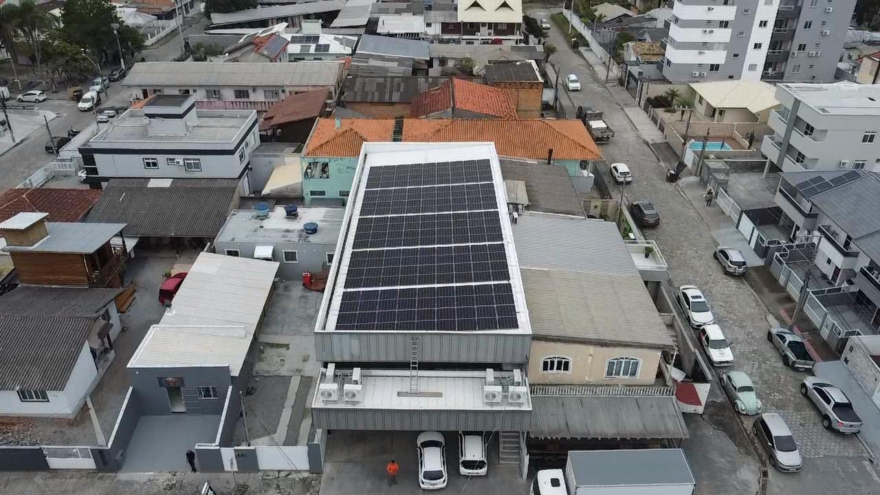 Vista aérea do Projeto 07 — telhado comercial com 90 módulos fotovoltaicos de 585W