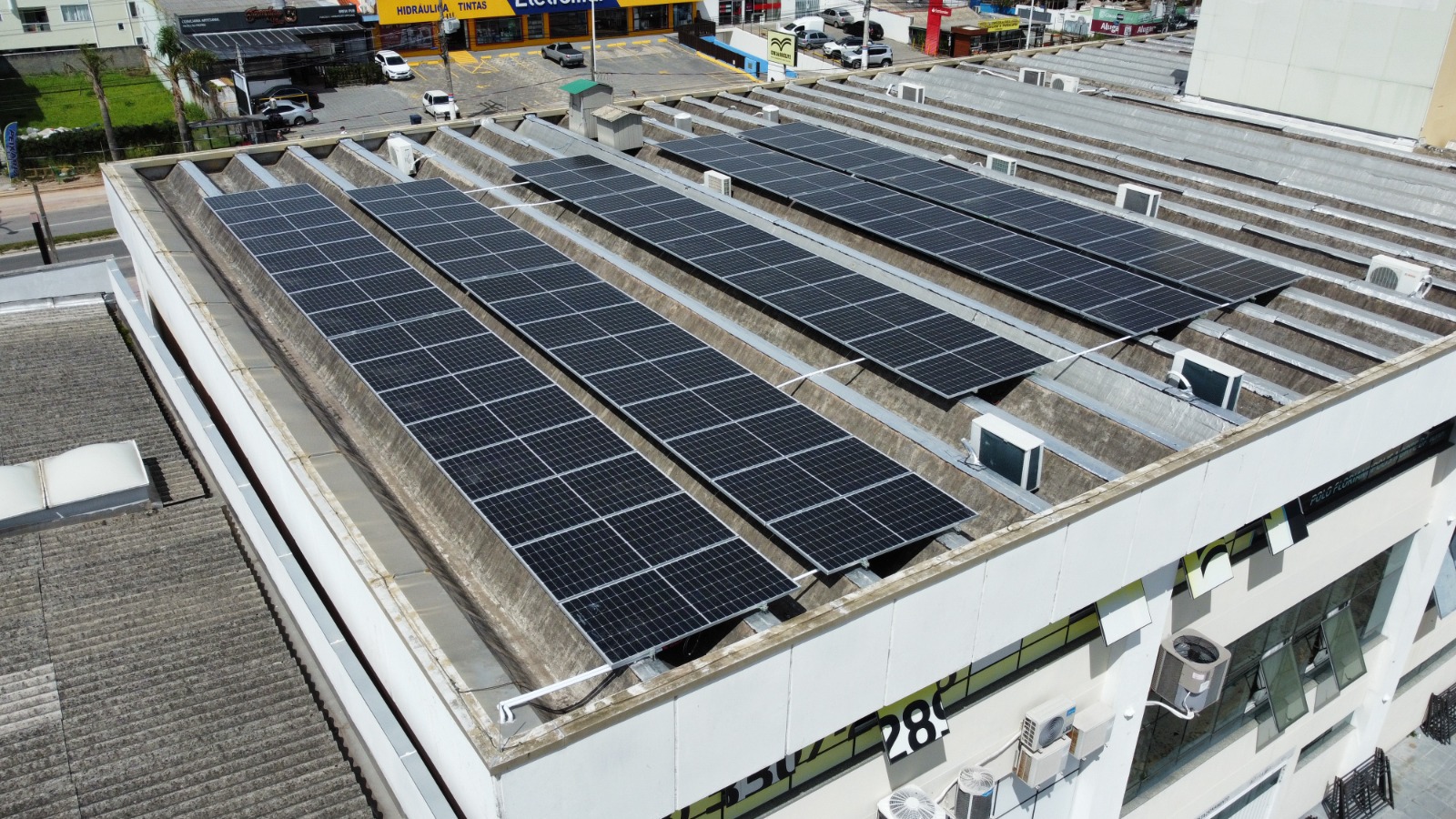 Vista aérea do Projeto 06 — telhado comercial com 70 módulos fotovoltaicos de 550W